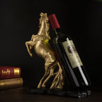 Suporte de Vinho Cavalo Dourado em Resina Luxo